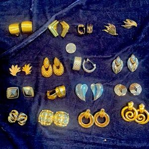 Lot vintage gold tone clip on earrings